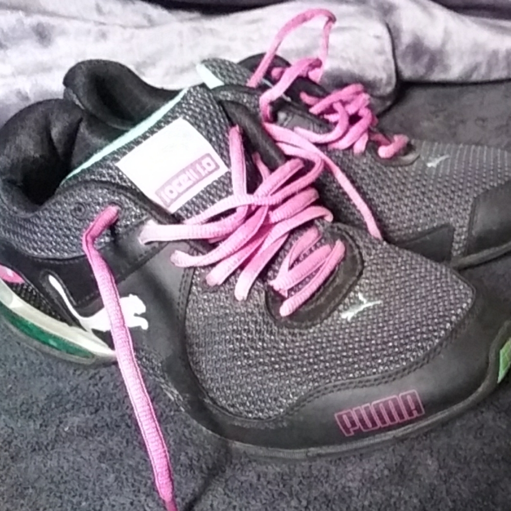 Puma ladies pre-owned tennis shoes